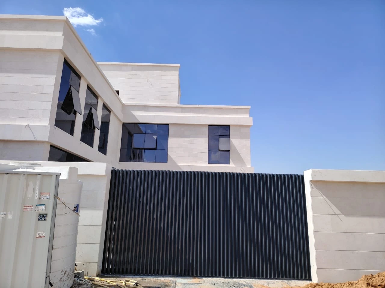 Custom-designed villa gates and main entrances in iron, steel or aluminum.